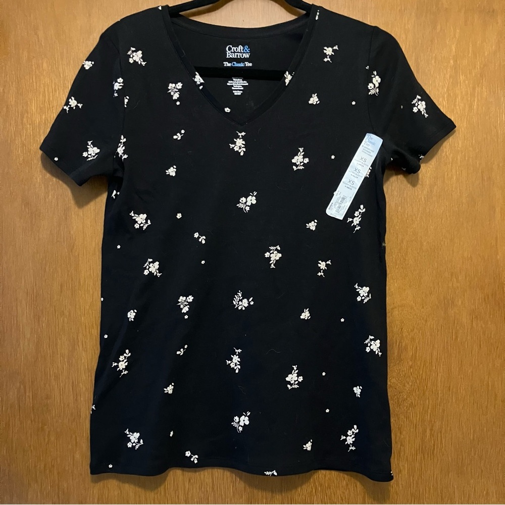 NWT Croft & Barrow “The Classic Tee” V-neck XS floral print